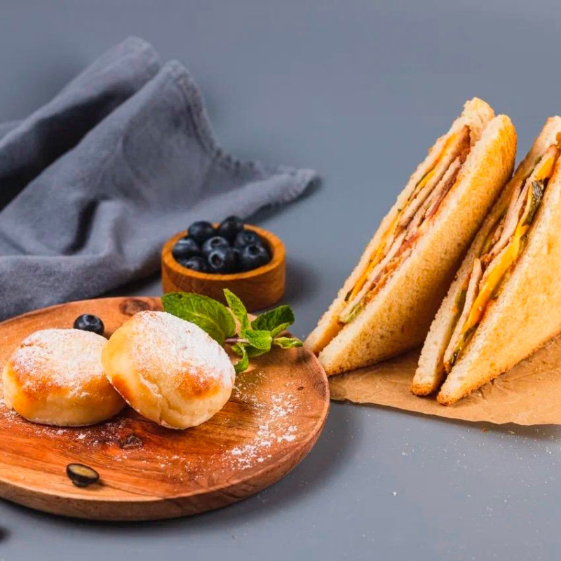 Завтрак Чемпиона ( 2 классических сырника и сэндвич с курицей) Завтрак Чемпиона ( 2 классических сырника и сэндвич с курицей)