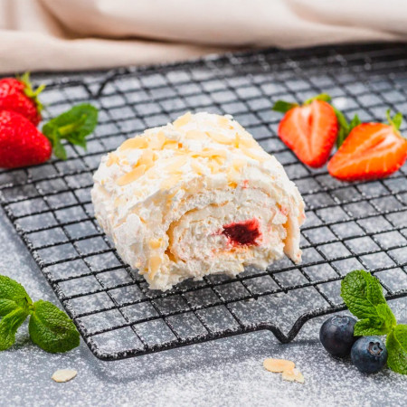 Меренговый рулет с клубникой