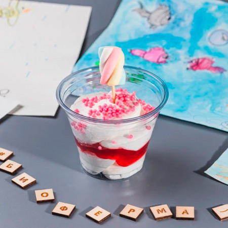 Сливочный десерт с клубничкой