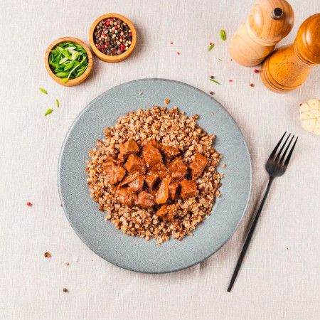 Гуляш из говядины с гречкой