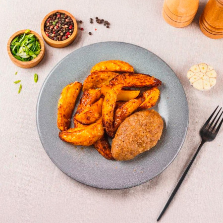 Котлета домашняя с картофелем по-деревенски