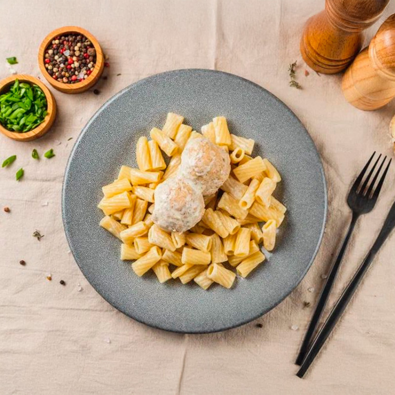 Фрикадельки куриные в соусе с отварными макаронами Фрикадельки куриные в соусе с отварными макаронами