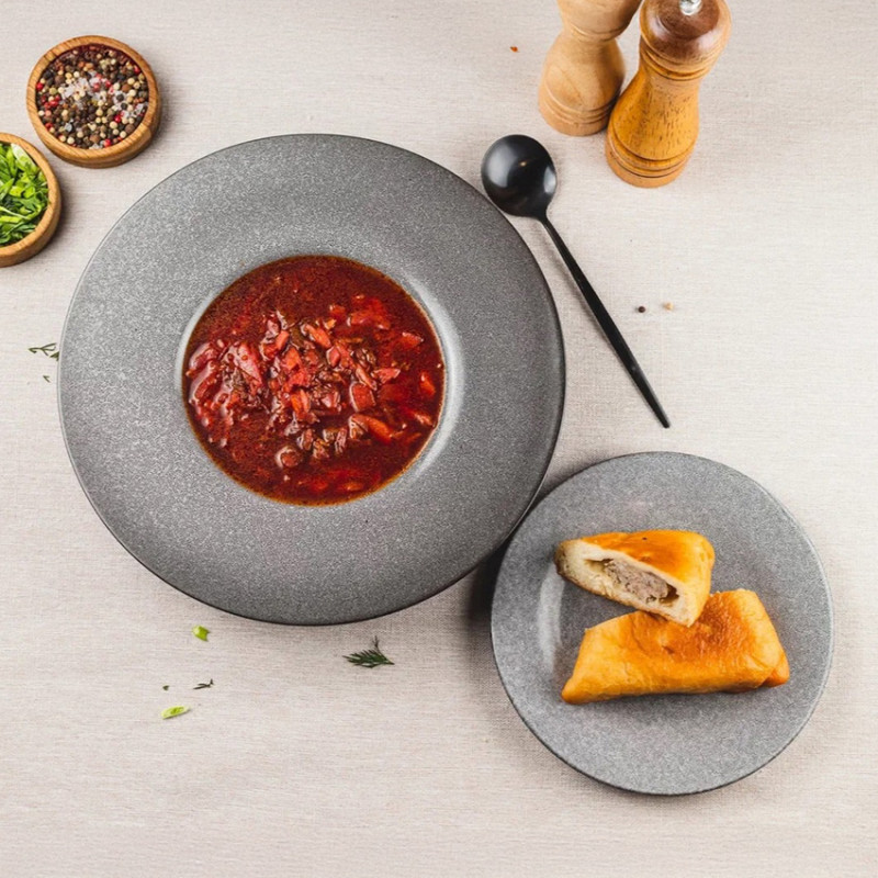 Борщ с говядиной и беляш с мясом Борщ с говядиной и беляш с мясом