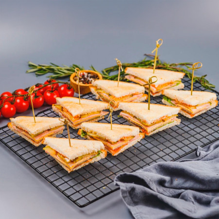 Закуска мини клаб-сэндвич с ветчиной и сыром