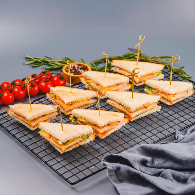 Закуска мини клаб-сэндвич с ветчиной и сыром