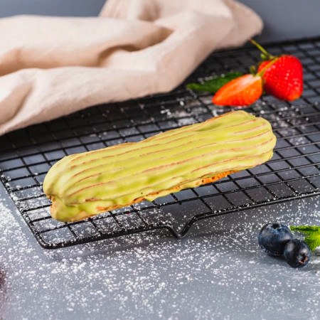 Эклер с фисташковым кремом