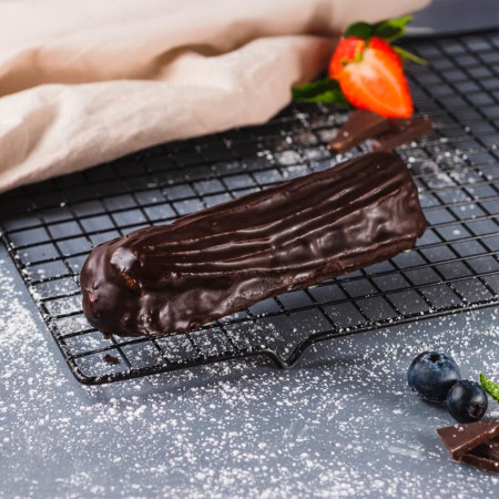 Эклер с шоколадным кремом