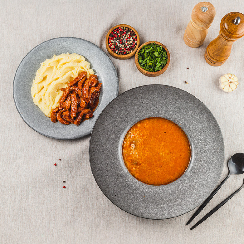 Суп Харчо Поджарка из свинины с картофельным пюре 