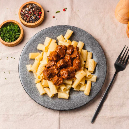 Гуляш из говядины с макаронами Гуляш из говядины с макаронами