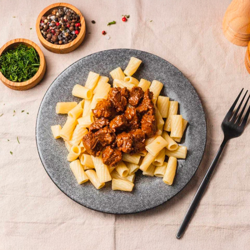 Гуляш из говядины с макаронами Гуляш из говядины с макаронами