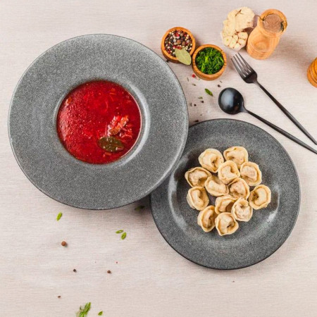 Пельмени мясные и борщ с говядиной