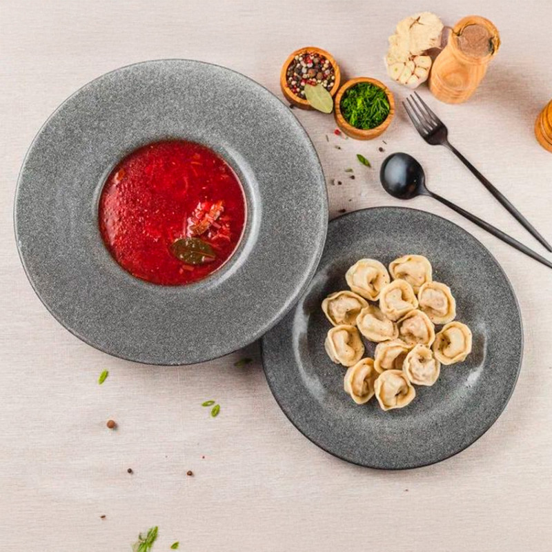 Пельмени мясные и борщ с говядиной Пельмени мясные и борщ с говядиной