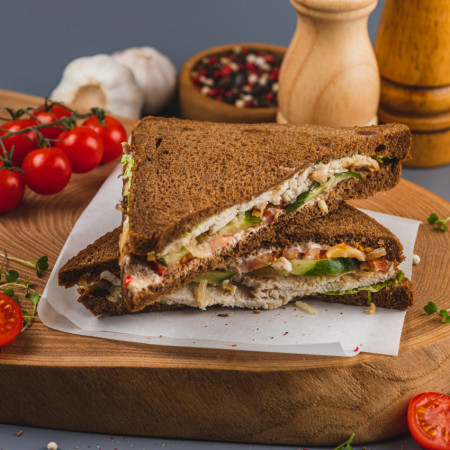 Сэндвич клаб  ржаной с жареной курочкой