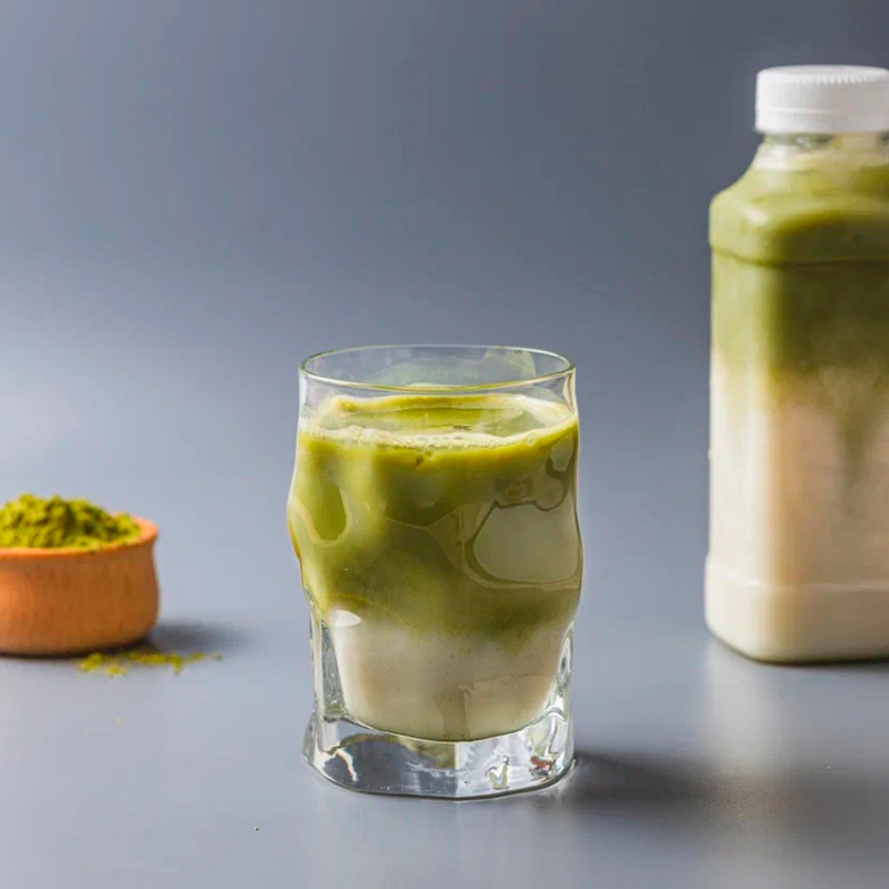 Напиток Айс матча-латте на кокосовом молоке 