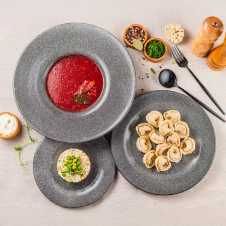 Борщ с говядиной, пельмени мясные и салат Оливье